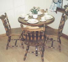 PATINA PINE 
PEDESTAL TABLE + 4 CHAIRS 300